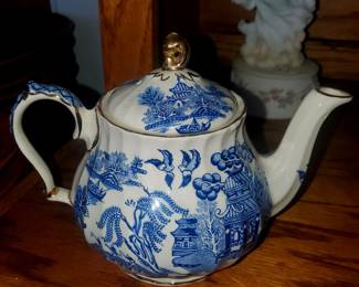 Sadler Blue Willow Tea Pot Gold Trim Made in England