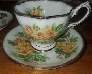 Royal Albert Yellow Tea Roses Set Tea Cup & Saucer Bone China Made In England T2