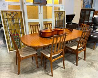 Benny Linden Design Mid Century Table, 6 chairs and 2 Leaves Orlando Estate Auction