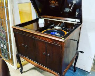 Victrola Talking Machine with Records Orlando Estate Auction