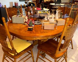 Round Oak table with 6 chairs