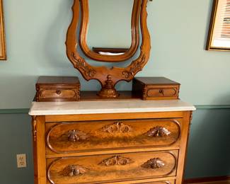 Antique Victorian 3 drawer dresser with mirror