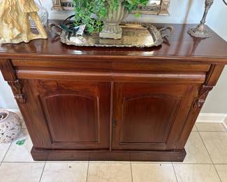 Small buffet with 2 drawers and a cabinet with shelf