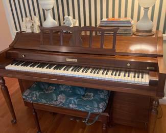 Baldwin upright piano, sounds great and looks beautiful 