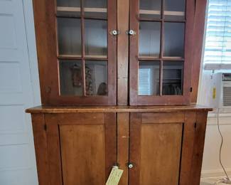 2 door cabinet with closed bottom, and glass doors on