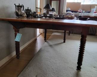 Drop-leaf table with 4 leaves, side view with price tag