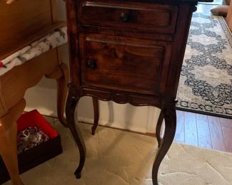 #49	Oak Side Table w/1 drawer & 1 door - Dark Oak - 18x15x33	 $40.00 
