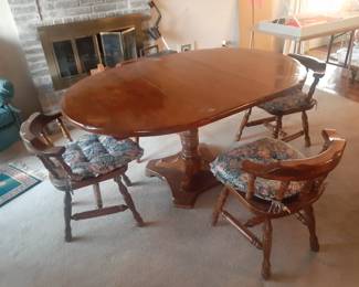 Early American Pedestal Dining Table & 4 Chairs
