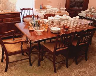 Double pedestal dinning table with three leaves, 5 side chairs and 4 armchairs...