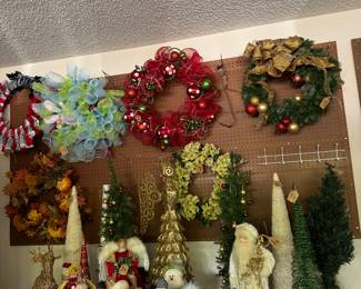 Such cute Christmas decor and beautiful seasonal wreaths 