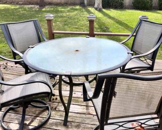 4 chair outdoor patio set. With umbrella!