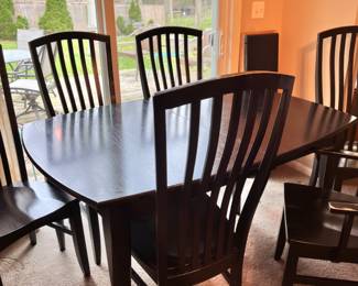 Made in USA dining room set. 6 chairs and 4 leaves.