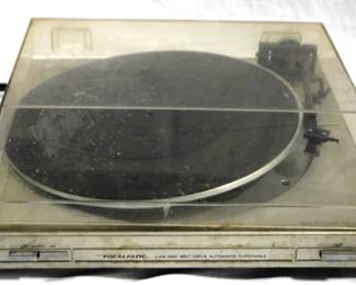 7628 - Realistic LAB-320 Record Player You are buying a used as-is electric/electronic item. We do not guarantee all components are present and if it's not expressly stated, it is untested.
