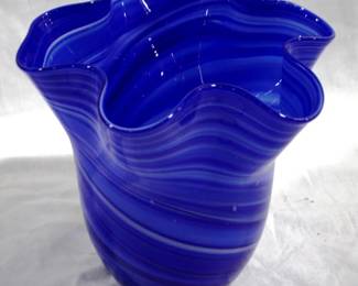 7162 - Art Glass Vase 7" x 7.5"

