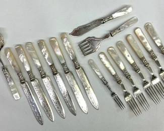 Sixteen pieces mother of pearl flatware