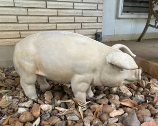 “Guard Pig” keeping an eye out for shoppers!