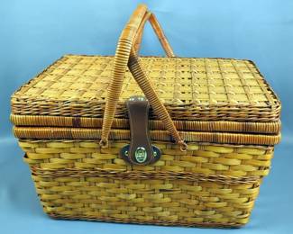Wicker Picnic Basket With Plates, Silverware, Plastic Ware, Napkins, Cups, And Bowls