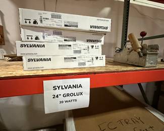 24" Grolux Sylvania , 20 Watt Light Bulbs 