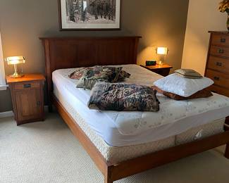 Artwork & Arts & Crafts Style Bedroom Furniture (Queen Bed)