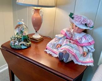 drop leaf end table, swan lamp (damaged)