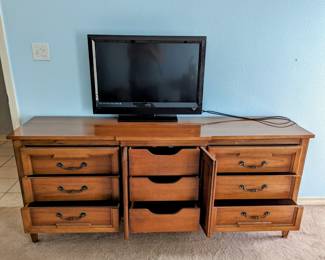 Another view of Thomasville 9-Drawer Dresser