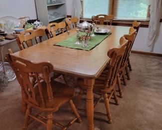 Beautiful Sunshine Oak heavy duty dining table and 8 chairs from King, NC