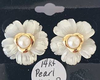 14 kit gold earrings with pearl center and mother of pearl flower petals