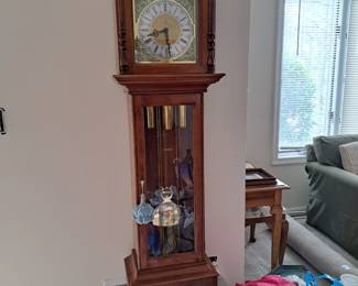 Grandmother clock,  works, but needs servicing