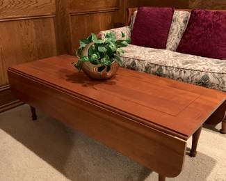 Marden cherry double drop leaf coffee table, exquisite