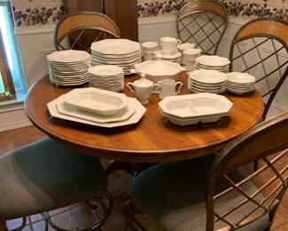 round wood kitchen table with 2 leaves and 6 chairs