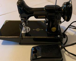 Singer featherweight sewing machine, excellent condition, with case