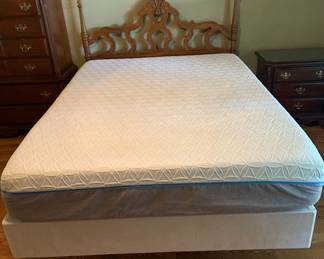 Tempurpedic queen size mattress in excellent condition