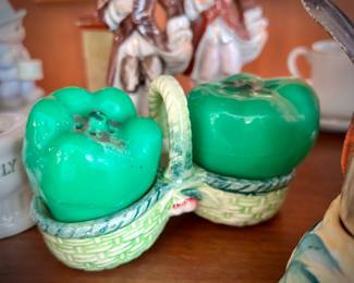Vintage pepper salt & pepper shakers
