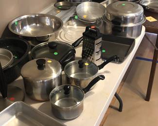 Lots of cooking and bakeware 