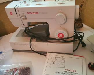 Singer Classic sewing machine 44S