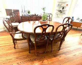 Dining Room Table with 8 Chairs - Leafs - Pads 