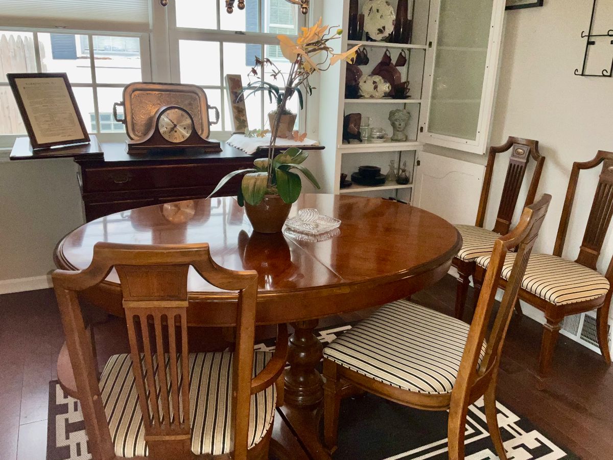 Dining Room Set, 6 Chairs, 2 large leaves. Perfect for a small or large space