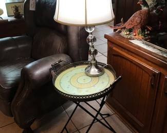 Removable serving tray table