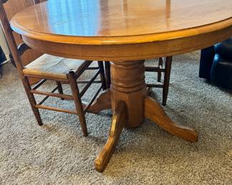 Pedestal table with one leaf