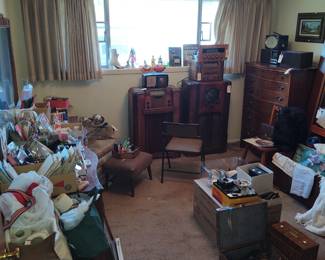 Vintage electronics many tube radios Zenith ,Craftsman and RCA