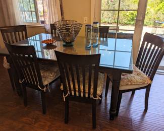 Dining table with 6 chairs ( matches hutch)