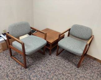 2 reception chairs + side table