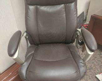 pneumatic office chair (Lazboy Big & Tall Executive Chair)