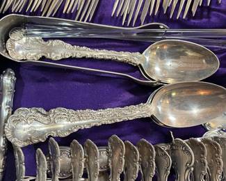 Gotham Sterling flatware
12 PS, 170 pieces 
5,144 grams 