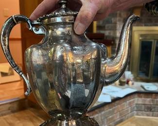 Sterling Coffee pot
1,367 grams 