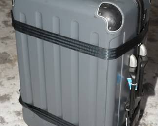 Vin Garde Valise - A rolling suitcase that securely holds 12 bottles of wine!