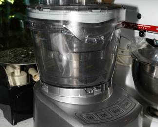 Cuisinart food processor with accessories