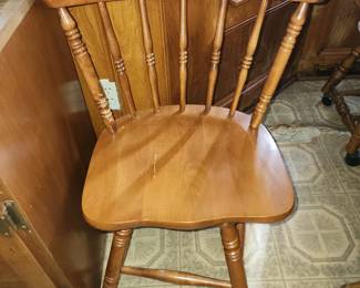 Single Maple Swivel Chair