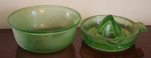 234 - Vintage green juicer & bowl
