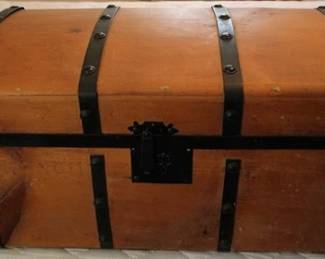 140 - Vintage dome top doll trunk, 15 x 25 x 15
